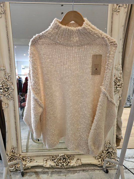 Boucle jumper in beige